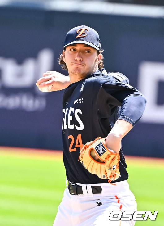 [OSEN=수원, 박준형 기자] 16일 오후 수원KT위즈파크에서 2026 신한 SOL KBO 리그 KT 위즈와 한화 이글스의 경기가 진행됐다.이날 경기에서 KT는 배제성을, 한화는 화이트를 선발투수로 내세웠다.1회말 한화 선발투수 화이트가 역투하고 있다.   2026.05.16 / soul1014@osen.co.kr