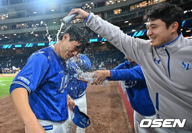 [OSEN=창원, 이석우 기자] 8일 창원NC파크에서 2026 신한 SOL KBO 리그 NC 다이노스와 삼성 라이온즈의 경기가 열렸다. 홈팀 NC는 목지훈이, 방문팀 삼성은 장찬희가 선발 출전했다. 삼성 라이온즈 김재윤이 통산 200 세이브를 달성하고 동료들의 축하 물세례를 받고 있다. 2026.05.08 / foto0307@osen.co.kr
