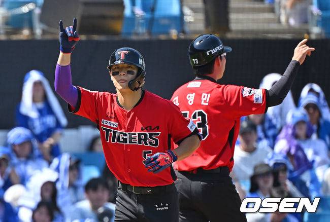 [OSEN=대구, 이석우 기자] 17일 대구삼성라이온즈파크에서 2026 신한 SOL KBO 리그 삼성 라이온즈와 KIA 타이거즈의 경기가 열렸다. 홈팀 삼성은 최원태가, 방문팀 KIA는 김태형이 선발 출전했다. KIA 타이거즈 김도영이 2회초 2사 2루 좌월 2점 홈런을 치고 세리머니를 하고 있다. 2026.05.17 / foto0307@osen.co.kr