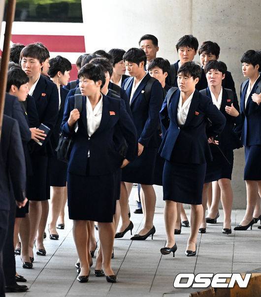 미니스커트와 하이힐 차림의 단복