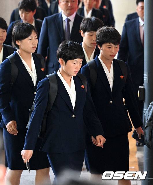 긴장된 표정으로 입국