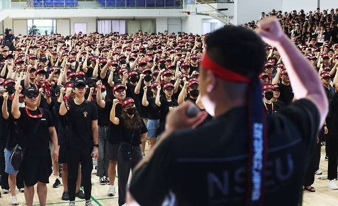[22일 오전 경기도 용인시 삼성전자 기흥캠퍼스 세미콘 스포렉스에서 전국삼성전자노동조합 조합원들이 총파업 승리 궐기대회를 하고 있다. (사진=연합뉴스)]