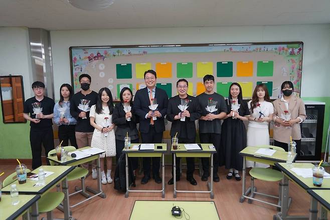 천하람 개혁신당 원내대표가 스승의날인 지난 15일 현직 초등교사들과 만나 생활기록부 작성 체험과 교권 침해 간담회를 진행한 뒤 “생기부 작성은 극한직업 수준”이라며 교권 보호 대책 추진을 약속했다. 천하람 페이스북