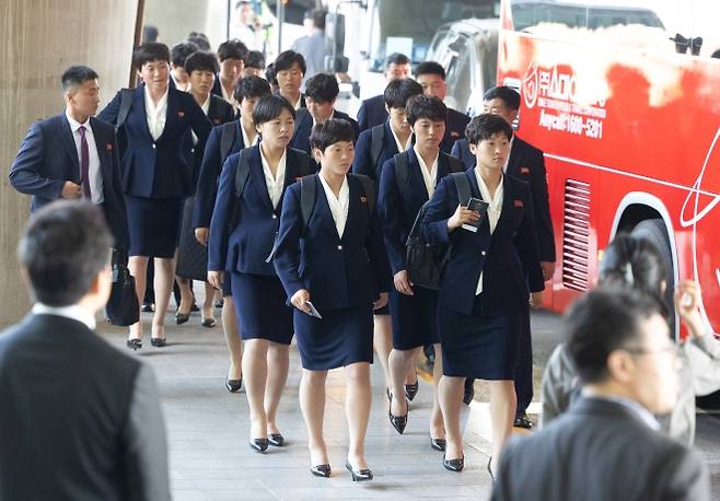2025-2026 아시아축구연맹(AFC) 여자 챔피언스리그  4강전에서 수원FC 위민을 상대하는 내고향여자축구단이 17일 인천국제공항 제1여객터미널을 통해 입국한 뒤 버스 탑승을 위해 이동하고 있다. 2026.5.17 [공동취재]