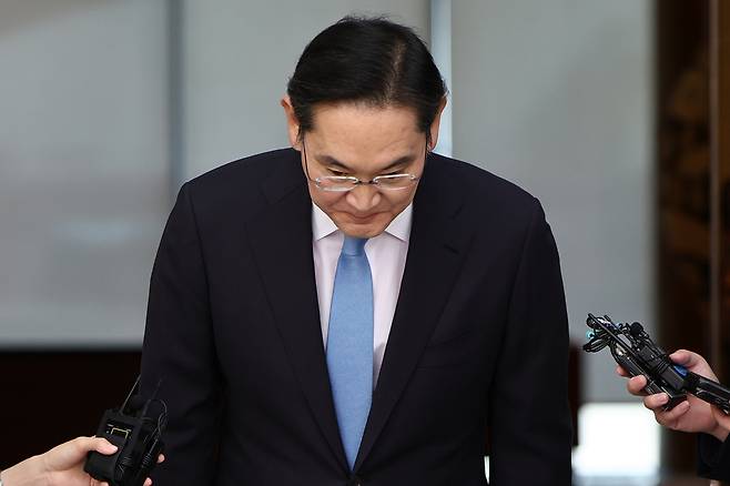 해외 출장을 마치고 급거 귀국한 이재용 삼성전자 회장이 16일 서울 김포비즈니스항공센터(SGBAC)에서 머리 숙여 사죄 인사를 하고 있다. 연합뉴스