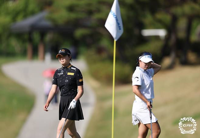맞대결을 벌이고 있는 방신실(왼쪽)과 홍진영2. 사진 제공=KLPGA