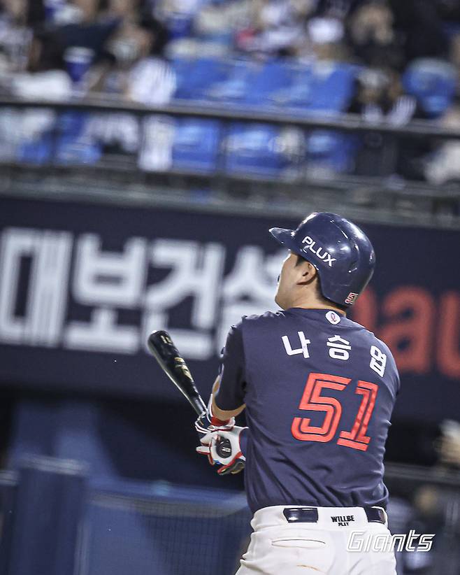 담장 너머로 날아가는 타구를 바라보는 나승엽. 롯데 자이언츠 제공