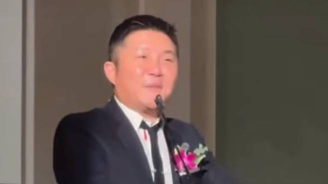 ▲ 최준희 결혼식에서 사회를 맡은 개그맨 조세호의 모습이 포착됐다. 출처|인스타그램 캡처
