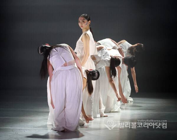 정준용 안무가, '흔들리는 중심' 나는 누구인가 질문에…경기도무용단 시대정신 공연.(사진=김경수 기자/ 발리볼코리아닷컴.2026.5.15)