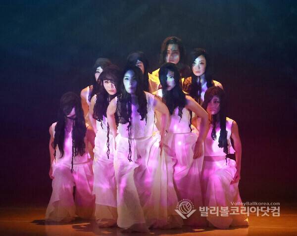정준용 안무가, '흔들리는 중심' 나는 누구인가 질문에…경기도무용단 시대정신 공연.(사진=김경수 기자/ 발리볼코리아닷컴.2026.5.15)