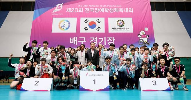 사진 9. 5월 15일 동의대 효민체육관에서 열린 혼성 6인제 입식배구 시상식에서 단체 기념촬영을 하고 있다.(왼쪽부터 2위 경북팀, 1위 대전팀, 3위 제주팀)