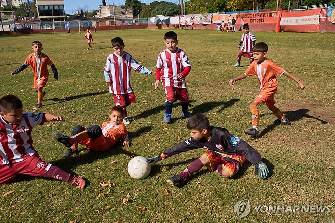 아르헨티나 어린이들의 축구 경기 (로사리오[아르헨티나]= AP 연합뉴스) '축구의 신' 리오넬 메시가 어려서 축구를 시작한 그란돌리 축구클럽에서 어린이들이 축구 경기를 하고 있다. 16일(현지시간) 아르헨티나 전문가들은 "어린이들이 팬데믹 이후 몸 쓰는 자체를 잊었다"며 유년기에 스마트폰에 갇히면서 '운동문맹'이 확산되고 있다고 우려를 표했다. 2026.5.17 photo