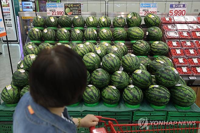 때 이른 더위에 수박 매출 증가 (서울=연합뉴스) 서대연 기자 = 한발 앞서 덮친 더위에 먹거리 시장도 여름 식품이 인기를 누리고 있는 가운데 19일 서울 시내 한 대형마트에 수박이 진열돼 있다. 2026.4.19 dwise@yna.co.kr