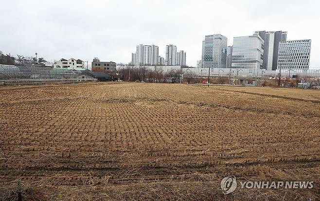 정부, 사상 첫 '농지 전수조사' 추진…수도권 투기 위험군 중점 (과천=연합뉴스) 류영석 기자 = 정부가 전국 농지 소유자를 대상으로 처음으로 전수조사를 벌이는 방안을 추진 중인 가운데 2일 수도권 내 한 농지 너머로 아파트 단지 등 재개발 구역이 들어서 있다.
    앞서 이재명 대통령은 지난 달 24일 부동산이 문제로 농지도 투기 대상이 돼 가격이 비싸다면서 농지 전수조사를 검토하라고 지시했다. 2026.3.2 ondol@yna.co.kr