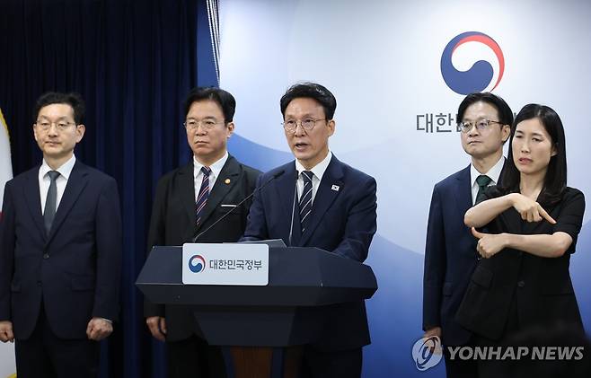 삼성전자 파업 관련 대국민 담화하는 김민석 국무총리 (서울=연합뉴스) 안정원 기자 = 김민석 국무총리가 17일 서울 종로구 정부서울청사에서 삼성전자 파업 관련 대국민 담화를 하고 있다. 2026.5.17 jeong@yna.co.kr