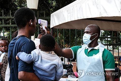 에볼라 발병이 확인된 민주콩고의 한 병원에서 방문객의 체온을 재는 모습  [AP=연합뉴스 자료사진. 재판매 및 DB 금지]