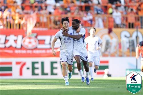 안양 김동진(왼쪽)이 선제골을 터트린 뒤 라파엘과 기쁨을 나누고 있다. [한국프로축구연맹 제공. 재판매 및 DB 금지]