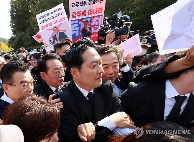 5·18민주묘지 들어서는 장동혁 대표 (광주=연합뉴스) 조남수 기자 = 국민의힘 장동혁 대표가 6일 오후 광주 북구 국립5·18민주묘지에서 참배를 시도하고 있다. 2025.11.6 iso64@yna.co.kr