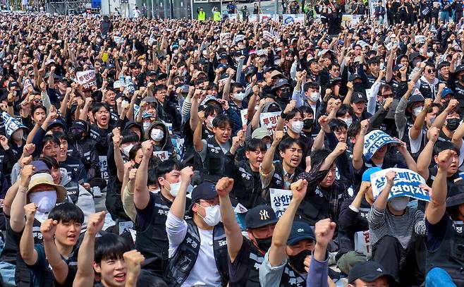 ▲ 삼성전자 초기업노조 조합원들이 지난달 23일 오후 평택시 삼성전자 평택캠퍼스 앞에서 열린 삼성전자 노동조합 공동투쟁본부의 '투명하게 바꾸고, 상한폐지 실현하자 4.23 투쟁 결의대회'에서 회사의 영업이익 15% 성과급 지급과 성과급 상한제 폐지를 촉구하고 있다. 이날 결의대회에는 노조·경찰 추산 4만여명이 참여했으며, 사측과 요구안 합의가 이뤄지지 않을 경우 5월21일부터 6월7일까지 총파업에 돌입한다고 밝혔다. /전광현 기자 maggie@incheonilbo.com