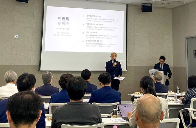 ▲&nbsp;18일 인천테크노파크 디지털기술융합센터에서 열린 '제1차 인천식품제조 미래포럼'에서 이만의 전 환경부 장관이 식품 제조업의 디지털 전환과 탄소중립 대응 방향에 대해 축사를 하고 있다./김원진 기자 kwj7991@incheonilbo.com