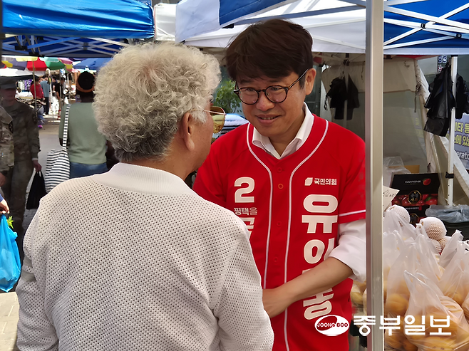 평택을 국회의원 재선거에 출마하는 유의동 국민의힘 후보가 18일 오후 평택시 팽성읍 팽성시장 일대에서 열린 오일장을 찾아 시민과 인사하고 있다. 강현수기자
