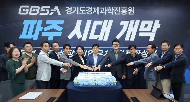 18일 김현곤 경기도경제과학진흥원장과 임직원들이 경과원 파주 본원 개소기념 촬영을 진행하고 있다.