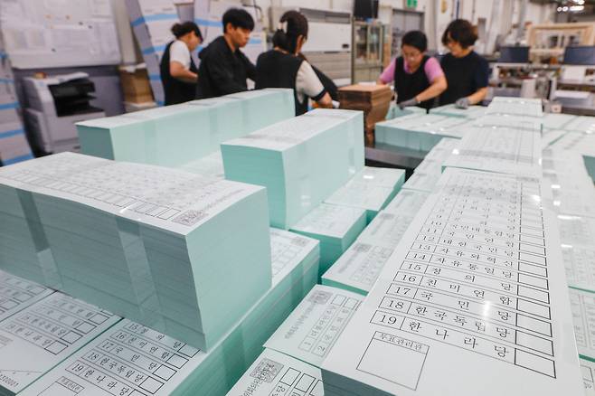 17일 오후 경기도 파주시 한 인쇄소에서 제9회 전국동시지방선거 정당 비례 투표용지가 제작되고 있다. 2026.5.17 [공동취재] 사진=연합뉴스.
