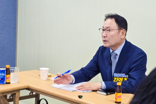 김영춘 충남교육감 후보가 학교사랑학부모연합과 간담회를 갖고 학부모 요구사항을 청취했다. 김영춘 후보 선거사무소 제공