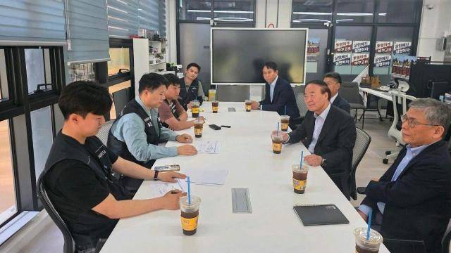 삼성전자 DS부문 경영진이 삼성전자노동조합 공동투쟁본부와 만나 대화하는 모습 (사진 왼쪽 위부터) 투쟁본부 정승원 국장, 이송이 부위원장, 최승호 위원장, 김재원 국장. (사진 오른쪽 위부터) 삼성전자 박용인 사장, 한진만 사장, 전영현 부회장, 김용관 사장. [사진=삼성전자]