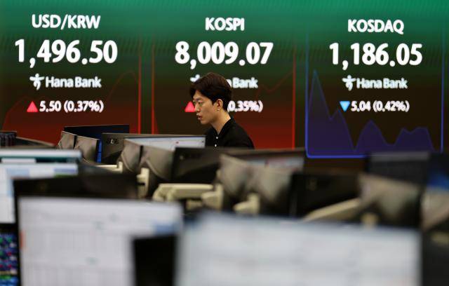 코스피가 8000 포인트를 돌파한 지난 15일 서울 하나은행 본점 딜링룸에서 딜러들이 업무를 보고 있다. [사진=연합뉴스]
