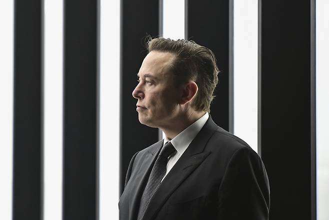 일론 머스크 테슬라 최고경영자(CEO)가 2022년 3월 22일 독일 그뤼엔하이데에서 열린 공장 개소식에 참석하고 있다.(그뤼엔하이데(독일)/AP뉴시스)