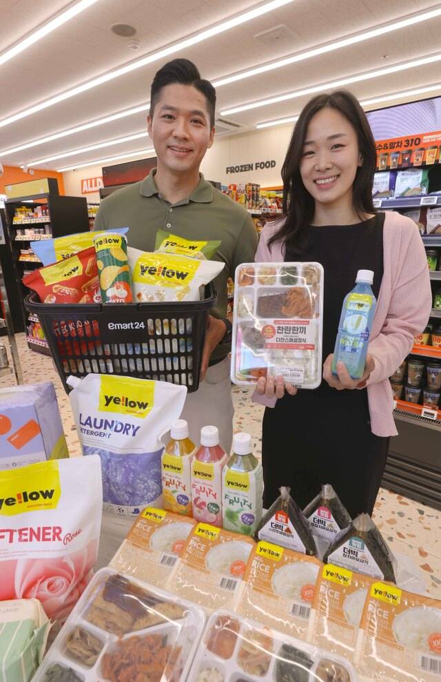 이마트24가 이달 말일까지 PL(자체브랜드) ‘옐로우(Ye!low)’ 전 상품과 도시락, 김밥, 삼각김밥 등 밥류 간편식을 대상으로 40% 페이백 행사를 진행한다.(이마트24 제공)