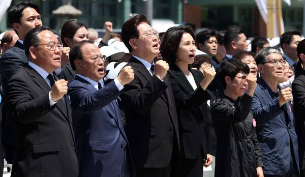 이재명 대통령과 김혜경 여사가 18일 광주 5·18 민주광장에서 열린 제46주년 5·18 민주화운동 기념식에서 임을 위한 행진곡을 제창하고 있다. 2026.5.18 [청와대통신사진기자단] 연합뉴스