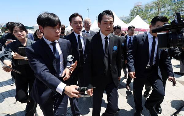 국민의힘 장동혁 대표가 18일 광주 5·18 민주광장에서 열린 제46주년 5·18민주화운동 기념식을 마친 뒤 경호를 받으며 행사장을 나서고 있다. 2026.5.18. 연합뉴스