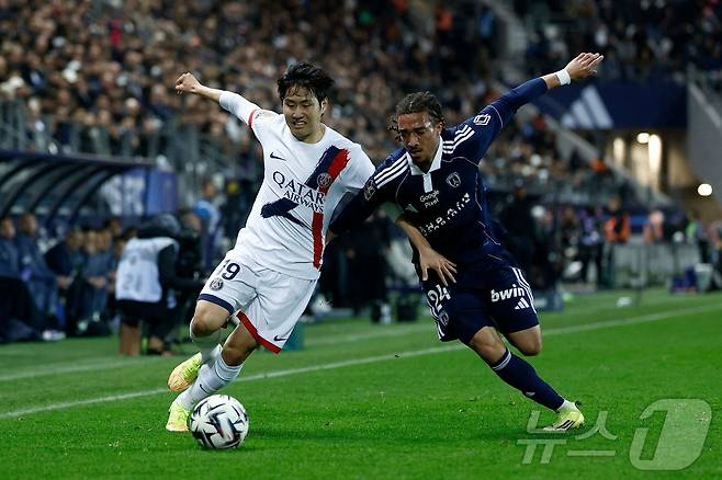 PSG 이강인(왼쪽)이 18일(한국시간) 열린 2025-26 프랑스 리그1 최종 34라운드 파리FC전에서 교체 출전했다. ⓒ AFP=뉴스1