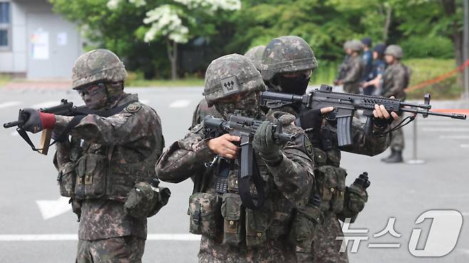 지난 11일 경기 화성시 동탄구 한국지역난방공사 동탄지사에서 육군 수도군단 예하 제51보병사단 장병들이 대침투종합훈련을 하는 모습. 2026.5.11. /  ⓒ 뉴스1 김영운 기자(사진은 기사 내용과 무관함)
