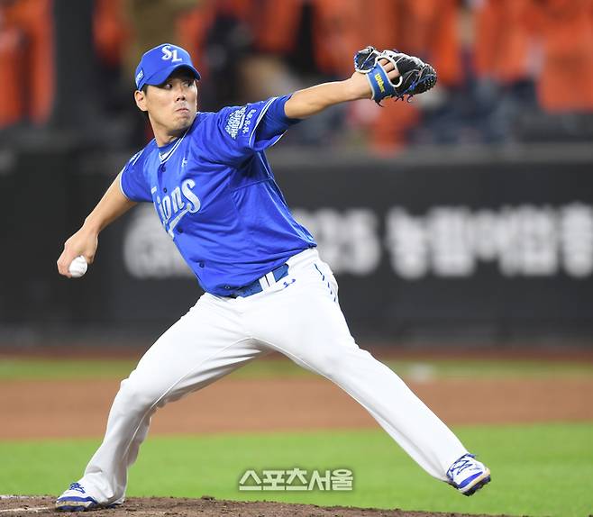 삼성 투수 김재윤이 24일 대전 한화생명볼파크에서 열린 2025 KBO 포스트시즌 플레이오프 5차전 한화와 경기 8회 역투하고 있다. 대전 | 최승섭 기자 thunder@sportsseoul.com