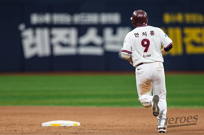 키움 안치홍이 10일 서울 고척스카이돔에서 열린 2026 KBO리그 KT전에서 끝내기 만루 홈런을 날린 뒤 베이스를 돌고 있다. 사진 | 키움 히어로즈