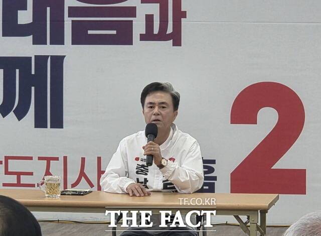 김태흠 국민의힘 충남도지사 후보가 18일 미디어데이에서 충남 발전을 위한 7대 비전을 발표하고 있다. /정효기 기자