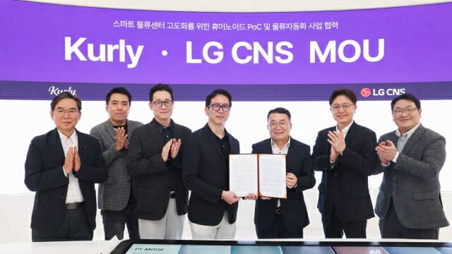 LG CNS 통신유통서비스사업부장 박상균 전무(오른쪽 두번째)와 스마트물류&시티사업부장 이준호 전무(오른쪽 세번째)가 컬리 COO 허태영 부사장 등 경영진과 기념촬영을 하고 있는 모습 (사진=LG CNS)