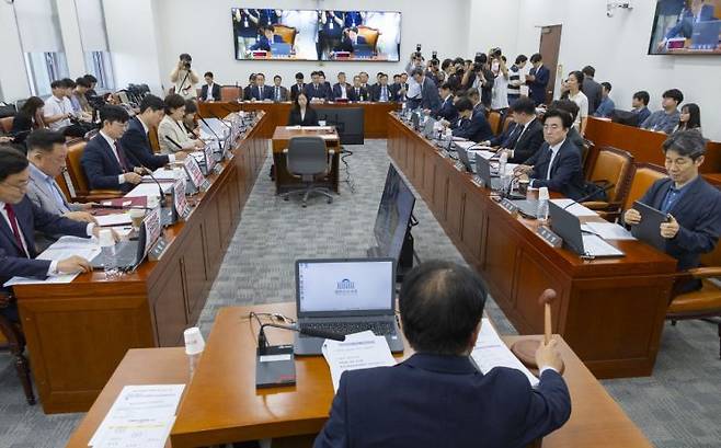 18일 국회에서 행정안전위원회 전체회의가 개회되고 있다. 연합뉴스