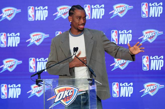 오클라호마시티 썬더의 샤이 길저스 알렉산더가 18일 기자회견을 통해 MVP 수상 소감을 밝히고 있다. /AP 연합뉴스