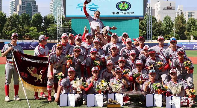 충암고 선수들이 16일 서울 목동야구장에서 열린 제80회 황금사자기 전국고교야구대회 겸 주말리그 왕중왕전 결승에서 대전고를 10-4로 꺾고 우승한 뒤 이영복 감독을 헹가래 치고 있다. 충암고는 이번 대회까지 네 차례 황금사자기 결승에 올라 네 번 모두 황금사자기를 들어 올렸다. 전영한 기자 scoopjyh@donga.com