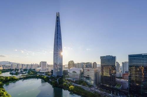서울 송파구 신천동 롯데월드타워 전경. [롯데물산 제공]