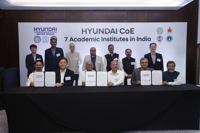현대차·기아가 15일(현지시간) 인도공과대(IIT) 하이데라바드·칸푸르와 비스베스바라야 국립공과대학교(VNIT) 나그푸르, 테즈푸르대 등 4개 대학과 공동 연구체계 참여를 위한 계약을 체결했다. 사진은 김창환(1열 2번째부터) 현대차·기아 전동화에너지솔루션담당 및 현대 혁신센터 공동의장 부사장, 현대 혁신센터 어드바이저인 수헨두 죠티 신하를 비롯한 4개 대학 관계자들이 기념촬영을 하고 있는 모습. 현대차·기아 제공
