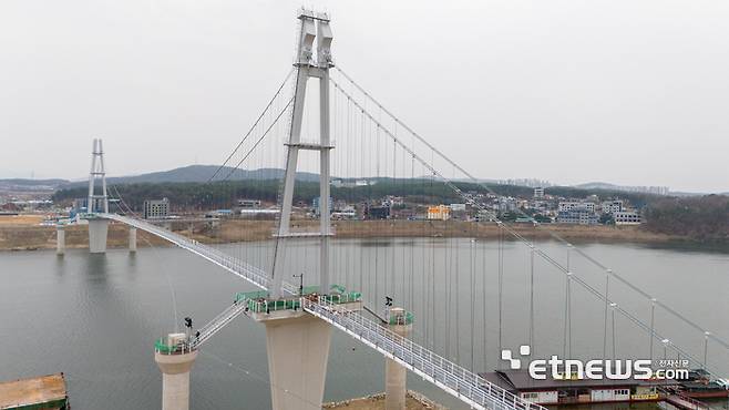 여주시, 남한강 출렁다리 현수교 모습.