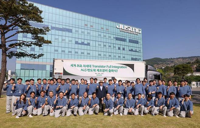 지난 16일 경기 광주 주성엔지니어링 본사에서 열린 ALG 장비 출하식에서 임직원들이 기념 촬영을 하고 있다. 주성엔지니어링 제공