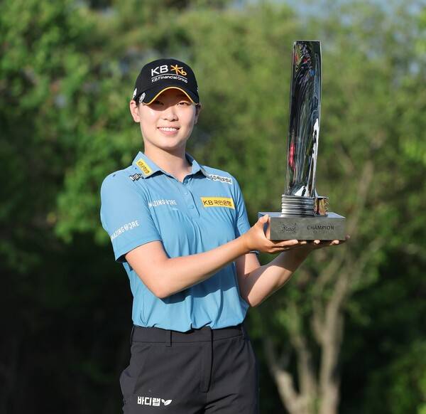 2026년 한국여자프로골프(KLPGA) 투어 제18회 두산 매치플레이 결승전에서 최은우 프로를 제치고 우승한 방신실 프로가 우승 트로피를 들어올리는 모습이다. 사진제공=KLPGA (사진을 무단으로 사용하지 마십시오.)