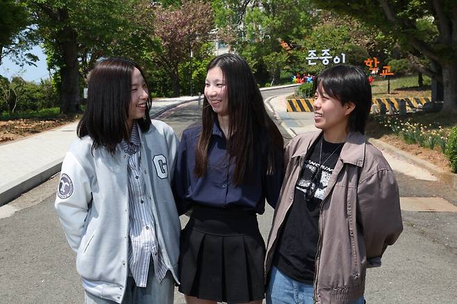 충남 태안 ㄱ여고 졸업생인 가영(왼쪽부터), 수정, 은솔이 지난 1일 오전 모교 들머리에 모여 함께 사진을 찍고있다. 최현수 기자 emd@hani.co.kr