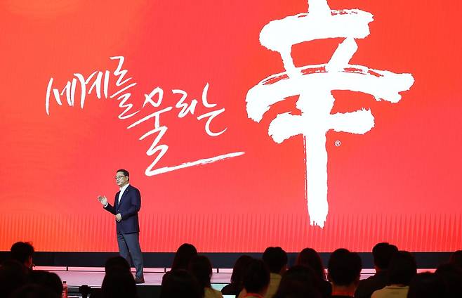 조용철 농심 대표가 13일 서울 중구 롯데호텔 크리스탈볼룸에서 열린 신라면 출시 40주년 기자간담회에서 인사말을 하고 있다. 조 대표는 이 자리에서 "신라면 누적 매출 20조 원은 전 세계 소비자의 일상과 함께해왔음을 증명하는 기록"이라며 "한국 매운맛의 대표로서 맛과 건강, 문화적 경험까지 아우르는 가치를 제공하겠다"고 밝혔다. 뉴스1